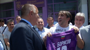 Подариха на Бойко Борисов фланелка на Етър24 с любимия му