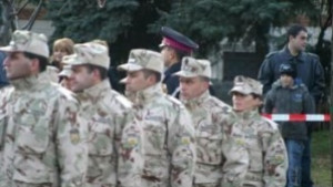 Учат курсанти как се охранява военна база