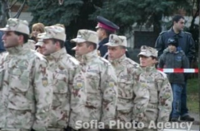 Учат курсанти как се охранява военна база