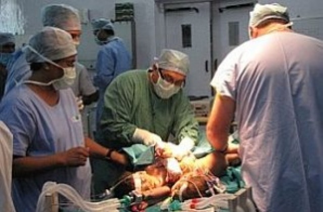 23 хирурзи разделиха 11-месечни индийски сиамски близначки