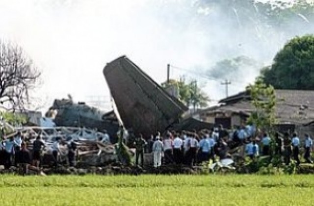 Индонезийски самолет падна върху жилищен квартал, шестима загинаха