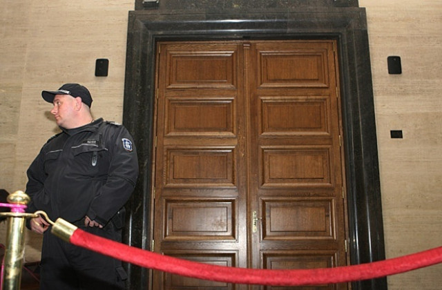 Задържаха под стража сводник и двама крадци