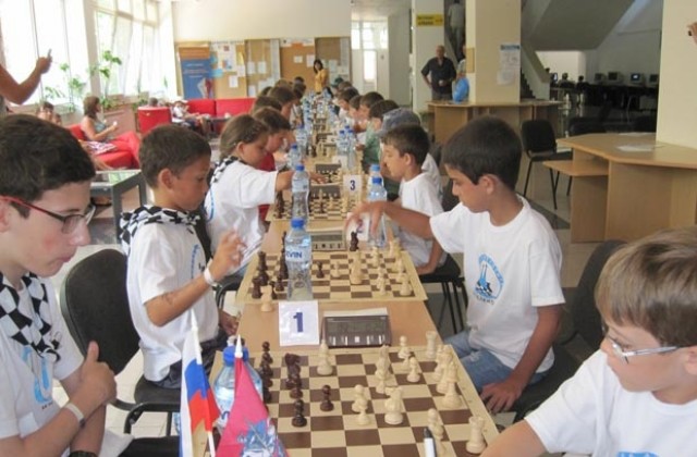 Над 150 деца играха шах в Добрич