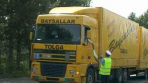 ТИРове изчакват на сянка