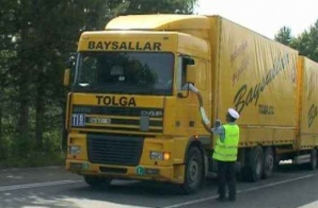 ТИР-ове изчакват на сянка