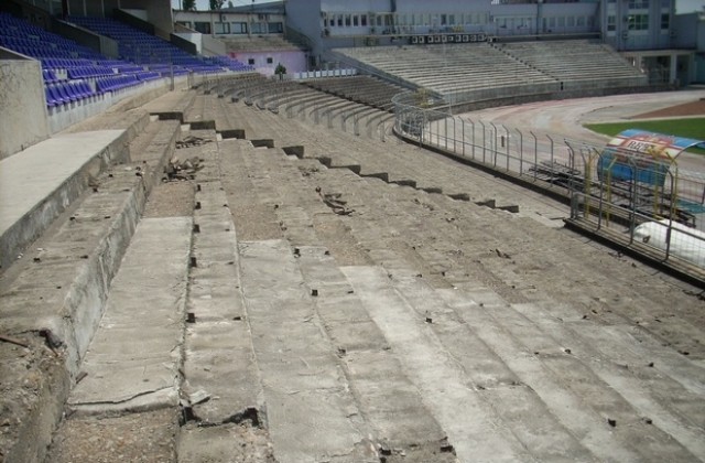 Монтират още 5000 седалки на стадион Ивайло