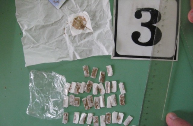 Задържаха пласьор със 122 дози хероин