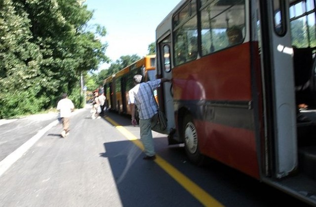 Роми потрошиха автобус в столицата, две жени пострадаха