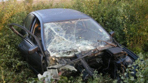 Млада жена изгуби контрол над колата си и се обърна