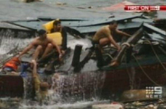 Един човек се удави, 125 са спасени при потъване на кораб до остров Рождество