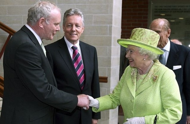 Кралица Елизабет Втора се ръкува за първи път с бившия лидер на ИРА