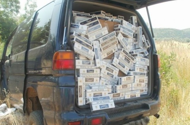 Откриха 25 000 кутии цигари без бандерол в микробус, шофьорът се опитал да избяга