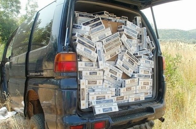 Откриха 25 000 кутии цигари без бандерол в микробус, шофьорът опита да избяга