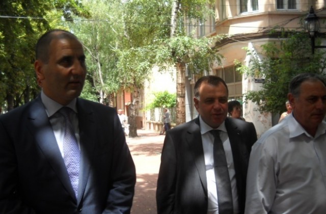 Двама министри във Варна - Цветанов влиза в храм, Найденов се среща с животновъди