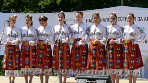 Национален фолклорен фестивал Песни в полите на Балкана