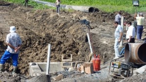 Приключват монтажните дейности на авариралата водосточна тръба в района на