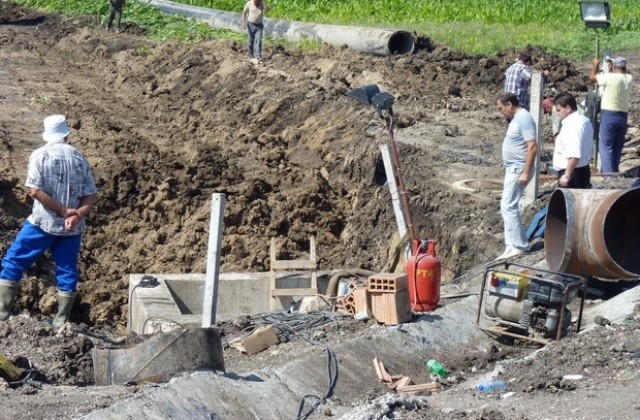 Приключват монтажните дейности на авариралата водосточна тръба в района на село Стоил войвода