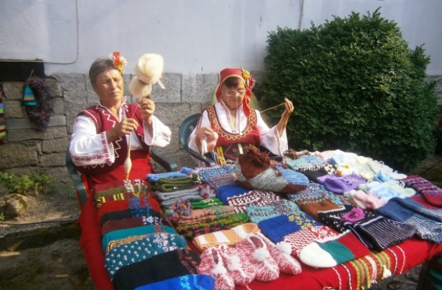 Занаятчии подредиха изложба за Петровден