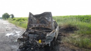 Неправоспособен се блъсна в дърво колата изгоря няма пострадали