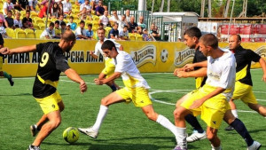 Аматьори се захапаха здраво на терена
