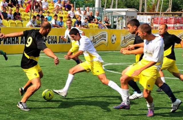 Аматьори се захапаха здраво на терена