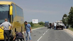 Мъж загина при сблъсък между кола и автобус
