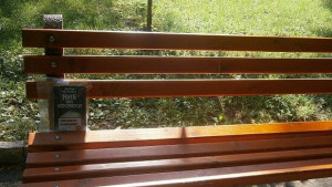 Шумен осъмна с книги по пейките