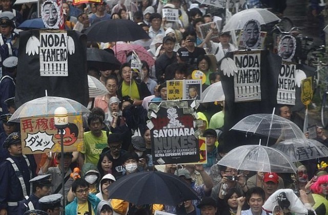 Протест пред първата японска АЕЦ, пусната в експлоатация след кризата