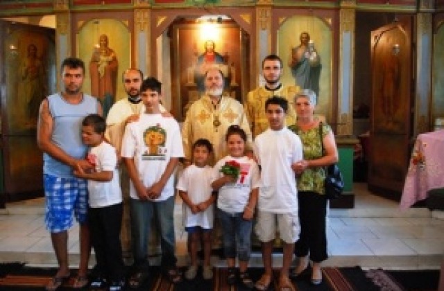 Кръстиха пет деца от Дома в Брестовица