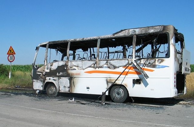 Автобус се запали в движение край Силистра