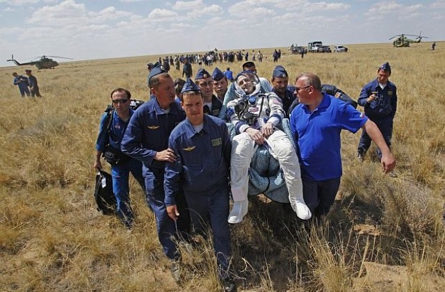 Екипажът на Союз ТМА-03М успешно се приземи в Казахстан