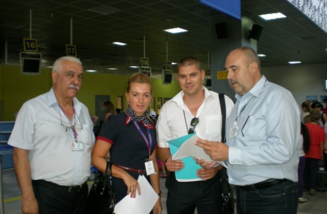 Данъчни дават съвети на чуждите туристи по морето