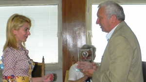 Таня Христова с благодарствен плакет от федерацията по тенис на