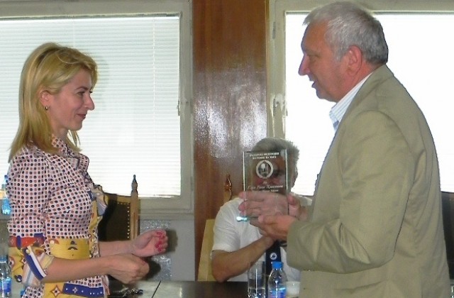 Таня Христова с благодарствен плакет от федерацията по тенис на маса