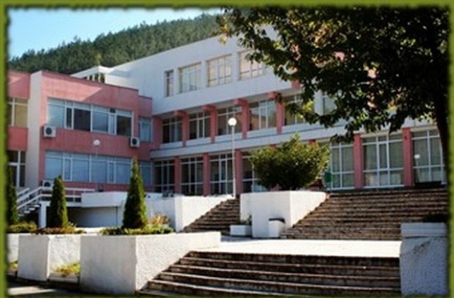 Школа по ядрена физика организират в ЮЗУ-Благоевград