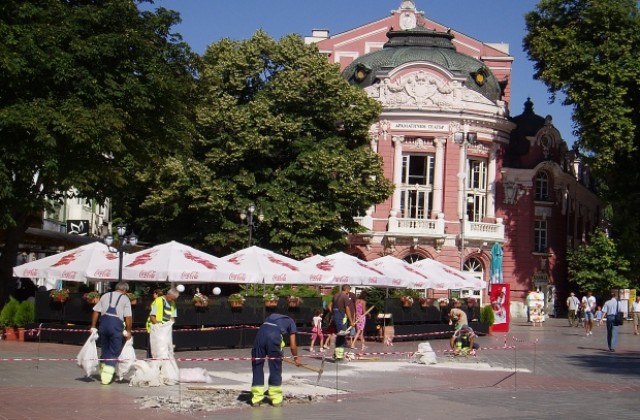 Пак ремонт на плочника на „Независимост”