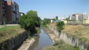 В Попово коригират коритото на реката