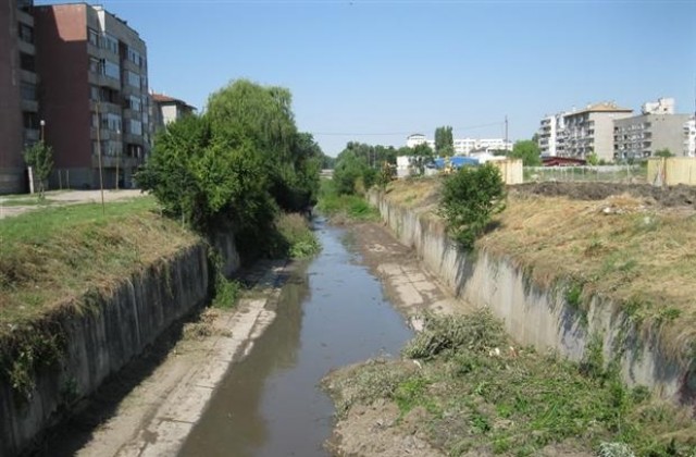 В Попово коригират коритото на реката