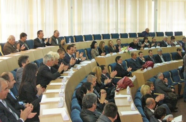 Залата на местния парламент в Димитровград с поименни места?