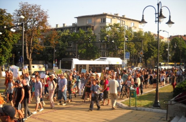 Нова демонстрация за Морската градина пак затвори центъра