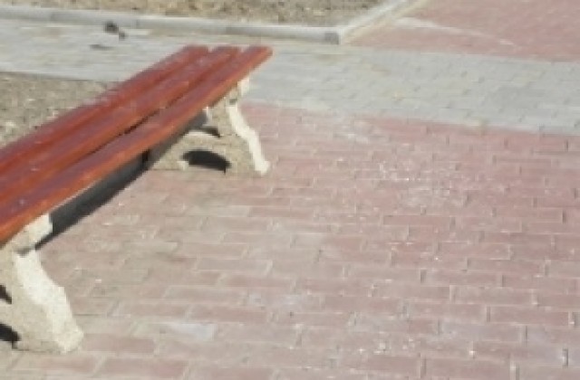 Вандали и в парк Казармите в Севлиево