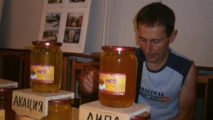 Пчелари подредиха изложбабазар на мед за Деня на Св Прокопий