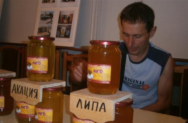 Пчелари подредиха изложба-базар на мед за Деня на Св. Прокопий