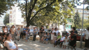 Със слово и цвете пред паметника на Васил Левски в