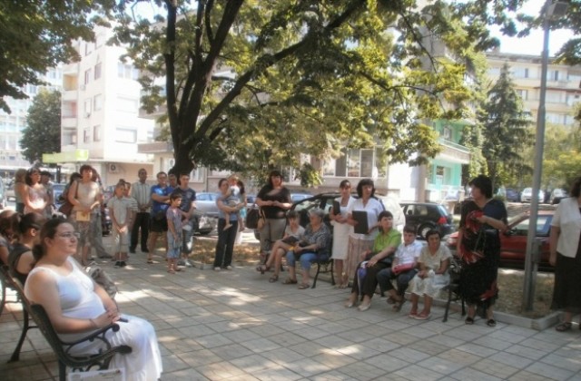 Със слово и цвете пред паметника на Васил Левски в Силистра