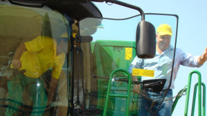 Министърът на земеделието Мирослав Найденов ожъна 6 тона пшеница