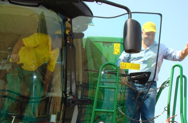 Министърът на земеделието Мирослав Найденов ожъна 6 тона пшеница