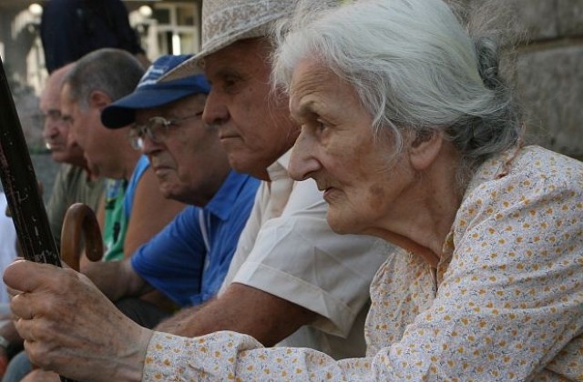 Еднократна добавка до 50 лв. за хората с пенсии до 400 лв. предлага КНСБ