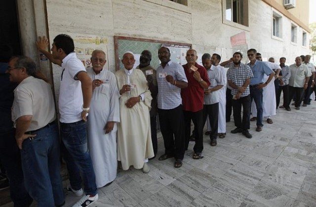 Либийците гласуват за пръв път след диктатурата, протестиращи запалиха бюлетини