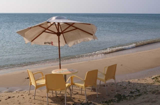 Плажен бар във Варна с 12 акта от данъчните